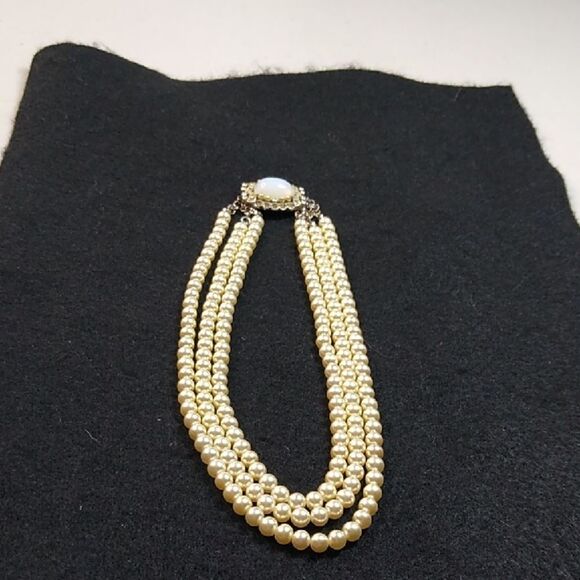 Source Unknown Jewelry - Vintage Faux Pearl Three Strands Large Cabochon Elegant Cream Color Necklace